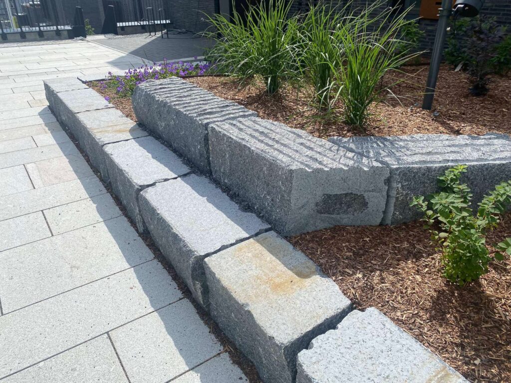 Trappetrinn i granitt med beplantning langs kanten
